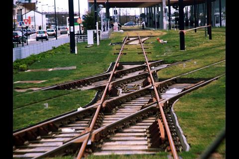 Near Haluchère-Batignolles station the Semitan line crosses the tram-train route on a flat crossing (Photo: Jean-Paul Masse).